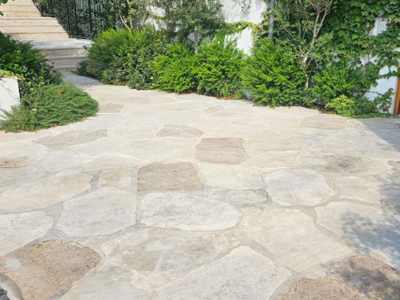 אבני מדרך טרוורטין